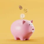 183493683-piggy-hucha-con-monedas-de-oro-cayendo-sobre-fondo-amarillo-concepto-de-ahorro-y-ahorro