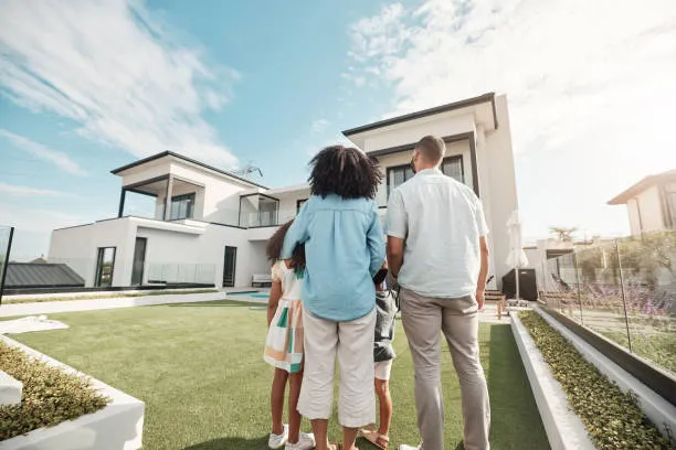 amor-casa-nueva-y-familia-en-su-patio-trasero-juntos-mirando-su-propiedad-o-bienes-raíces-de