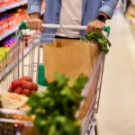 detalle-de-un-hombre-de-compras-en-el-supermercado