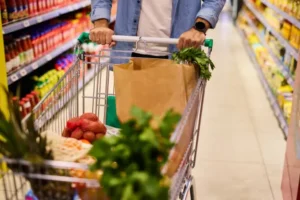 detalle-de-un-hombre-de-compras-en-el-supermercado
