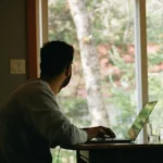 persona-trabaja-freelance-casa