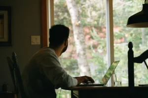 persona-trabaja-freelance-casa