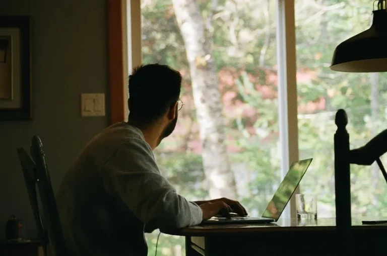 persona-trabaja-freelance-casa