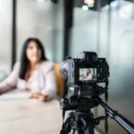 tutorial-de-grabación-de-mujer-de-negocios-en-la-oficina