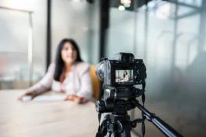 tutorial-de-grabación-de-mujer-de-negocios-en-la-oficina