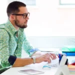 joven-empresa-negocio-hombre-trabajando-oficina_1301-5392