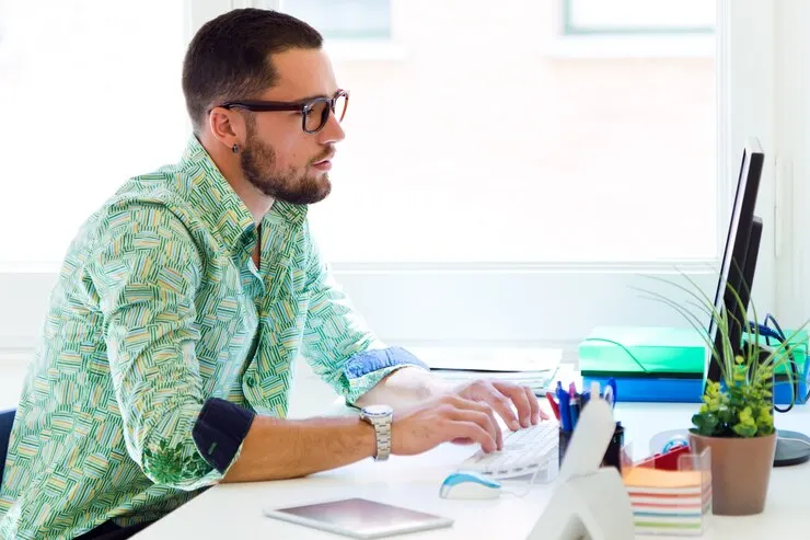 joven-empresa-negocio-hombre-trabajando-oficina_1301-5392