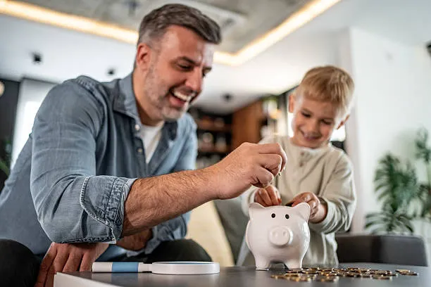 padre-e-hijo-ahorrando-dinero-juntos-en-la-alcancía