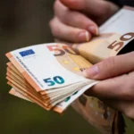primer-plano-de-manos-femeninas-contando-billetes-en-euros-inflacion-monetaria-mundial-y-concepto-economico-3H3GV2NXFFB7HMRLAAIBE7EVEE