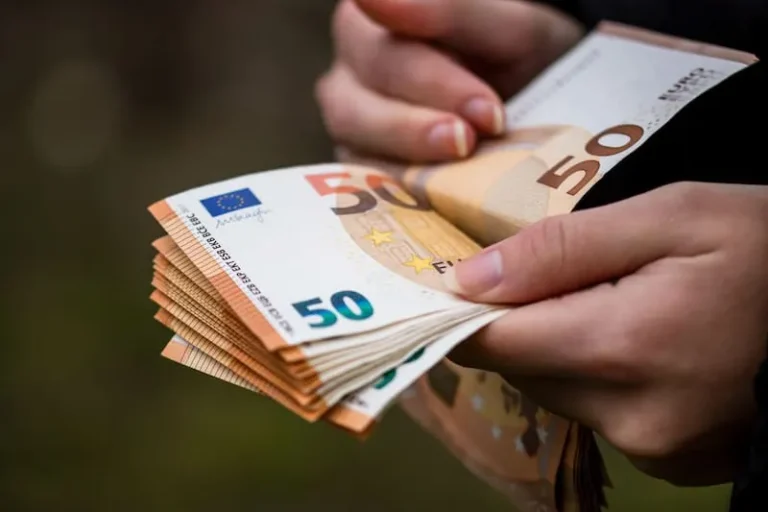 primer-plano-de-manos-femeninas-contando-billetes-en-euros-inflacion-monetaria-mundial-y-concepto-economico-3H3GV2NXFFB7HMRLAAIBE7EVEE